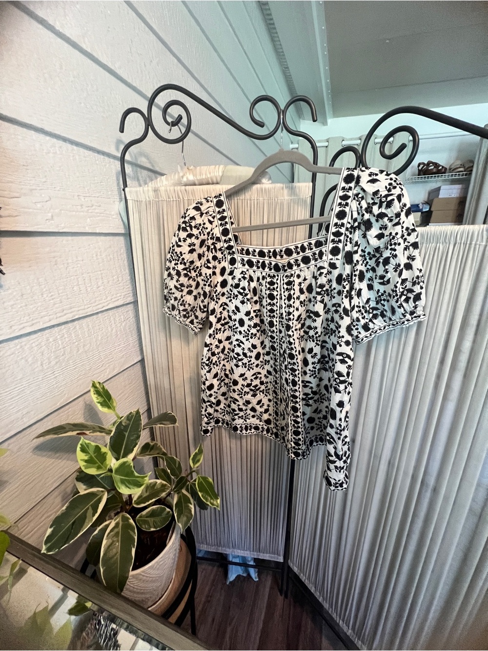 Max Studio Black & White Floral Square-Neck Puff Sleeve Top - Picture 2 of 4